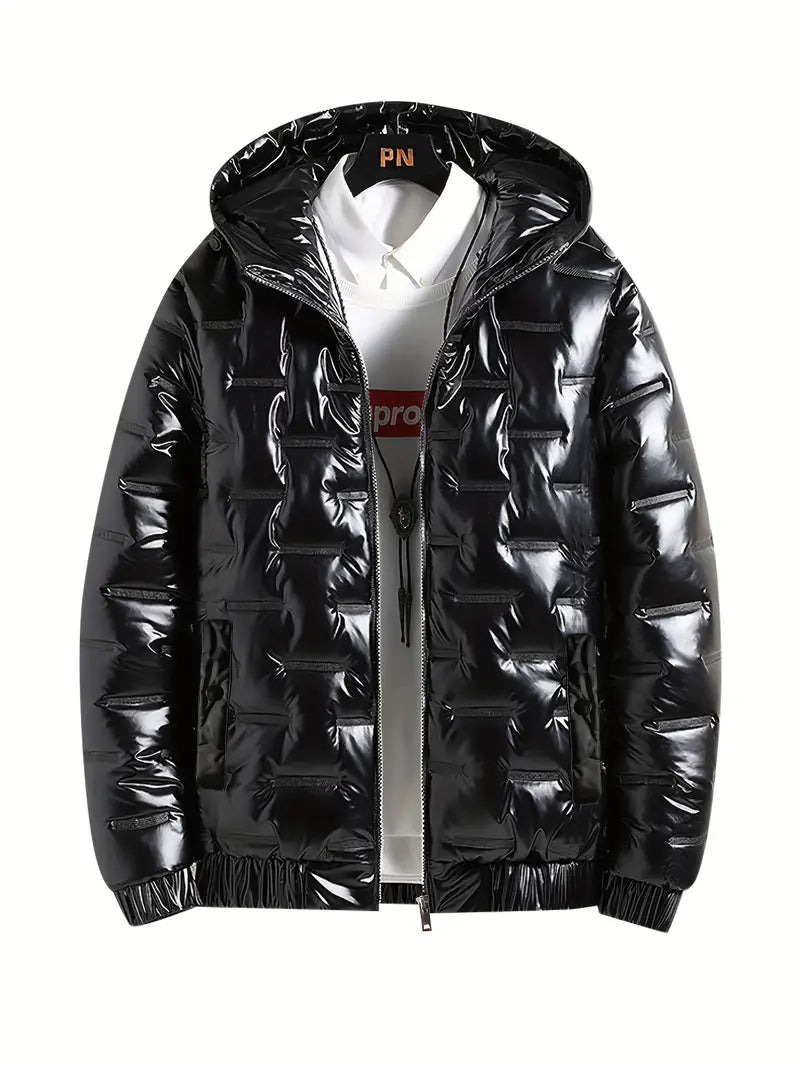 Schwarze glänzende Daunenjacke mit Kapuze, Reißverschluss und Taschen, über einem weißen Hoodie. Modische Winterbekleidung für Herren.
