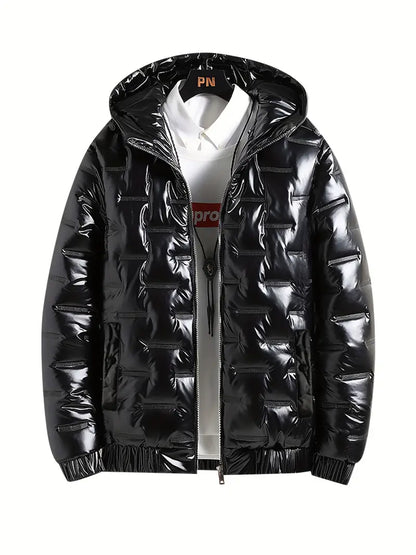 Schwarze glänzende Daunenjacke mit Kapuze, Reißverschluss und Taschen, über einem weißen Hoodie. Modische Winterbekleidung für Herren.