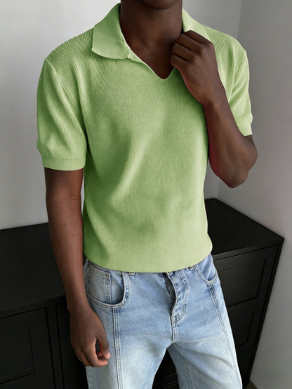 Detailaufnahme von Kragen und V-Ausschnitt des Poloshirts
