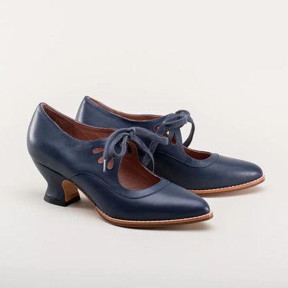 Dunkelblaue Damen-Tanzschuhe mit mittlerem Absatz, Schnürung und Cut-Out-Design. Elegante Vintage-Schuhe für Tanz und Alltag.