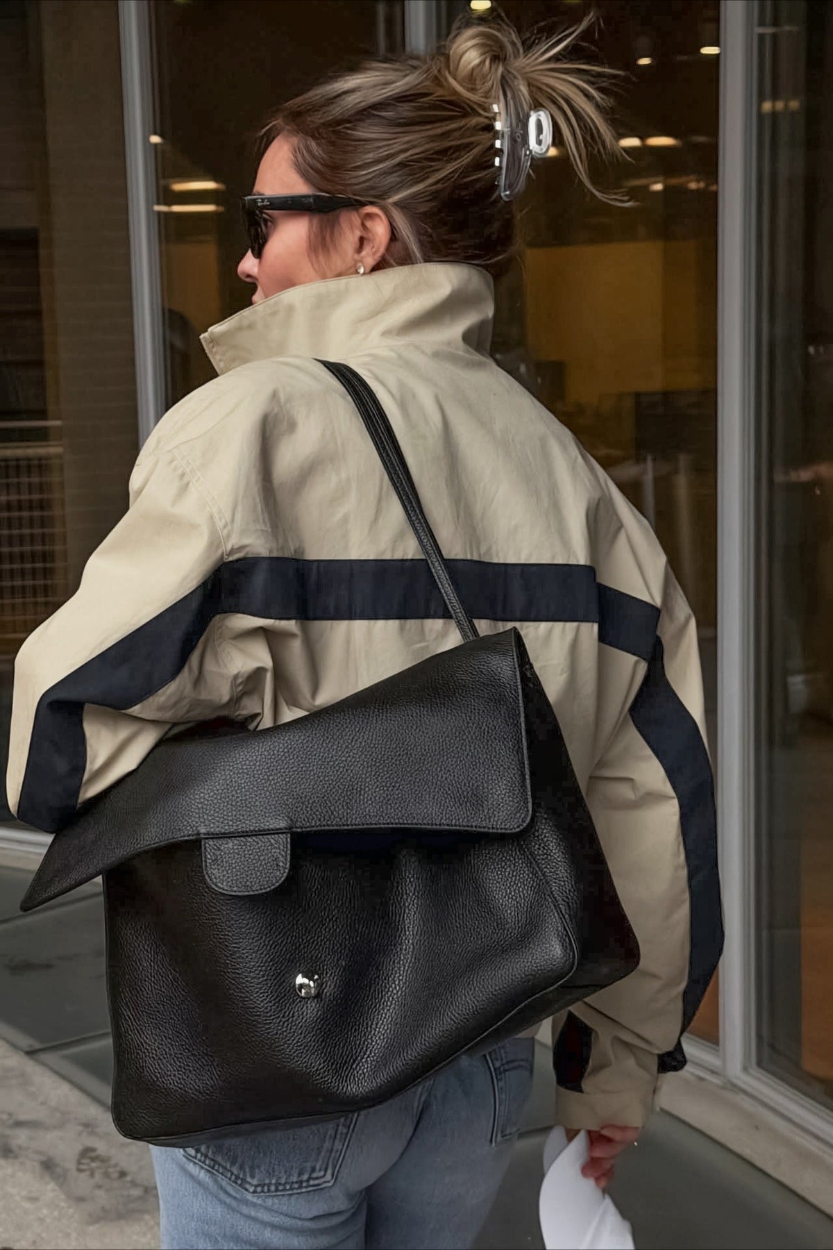 Seitenansicht der Damen-Kurzjacke mit modernem Farbblock-Design