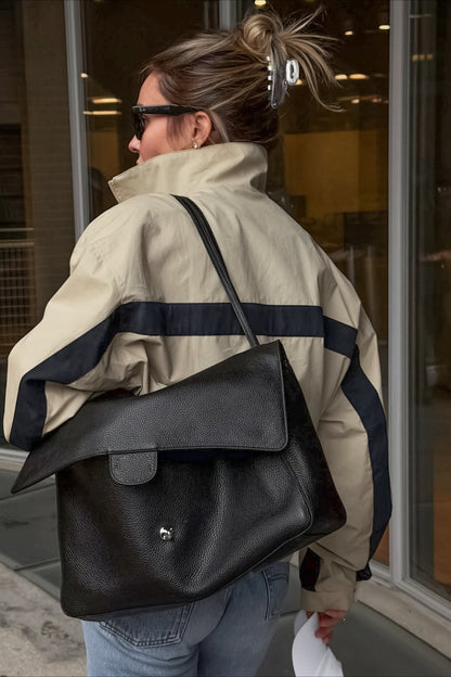 Seitenansicht der Damen-Kurzjacke mit modernem Farbblock-Design