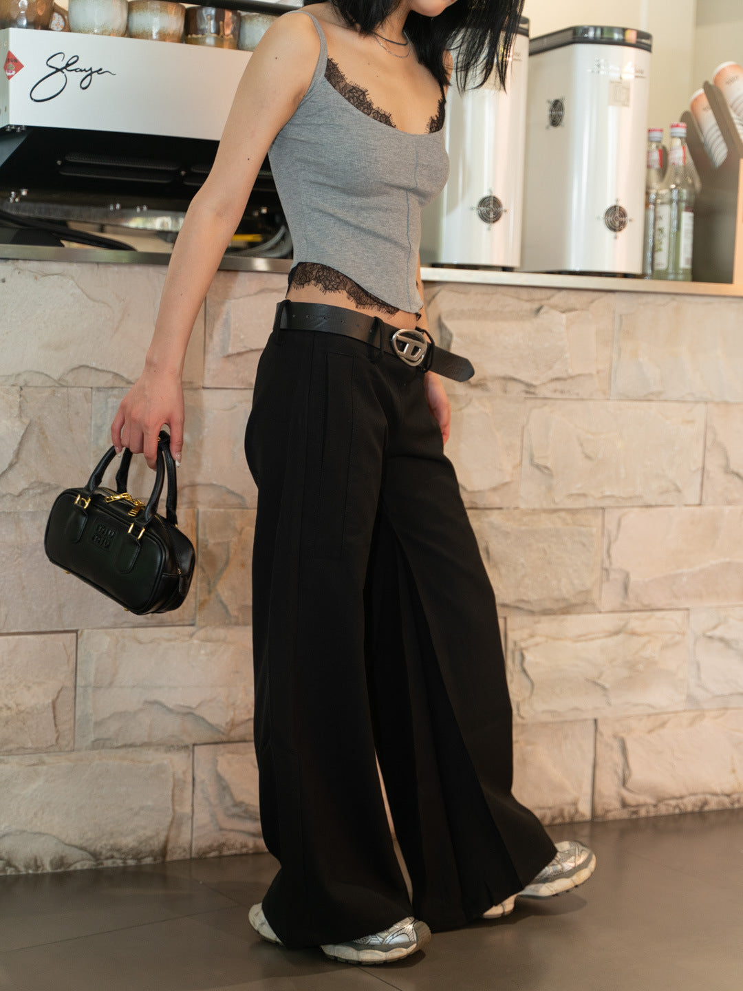 Women's suit pants with low waist, wide leg, and extended fit – Elegant style