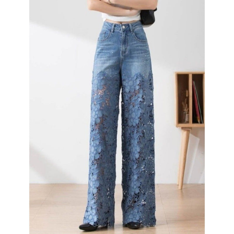 Frau trägt modische Jeans mit floraler Spitze, weites Bein, trendiges Design, ideal für stilvolle Outfits, moderne Damenmode, Freizeitlook.