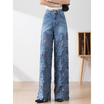 Frau trägt modische Jeans mit floraler Spitze, weites Bein, trendiges Design, ideal für stilvolle Outfits, moderne Damenmode, Freizeitlook.