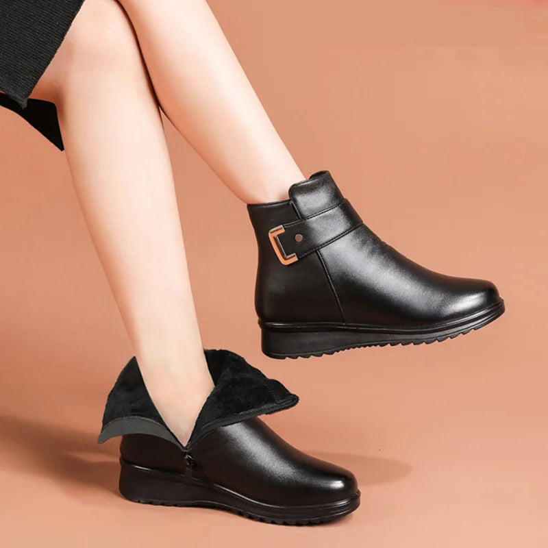Damenstiefel aus schwarzem Leder mit flachem Absatz und Schnalle, gefüttert, ideal für Herbst und Wintermode, stilvoll und bequem.