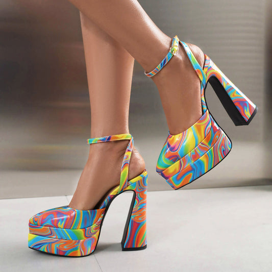 Bunte Plateau-High-Heels mit psychedelischem Muster, Knöchelriemen und Blockabsatz. Modische Damenschuhe, auffälliges Design, trendige Fußbekleidung.