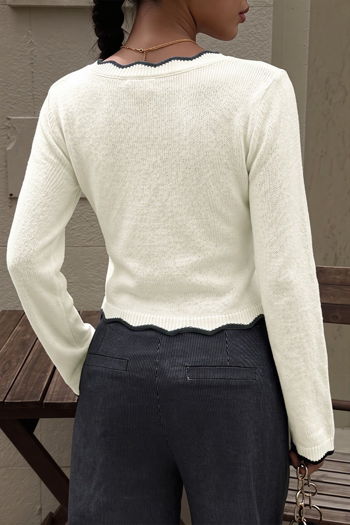 Damenpullover mit langen Ärmeln und kontrastierenden Details