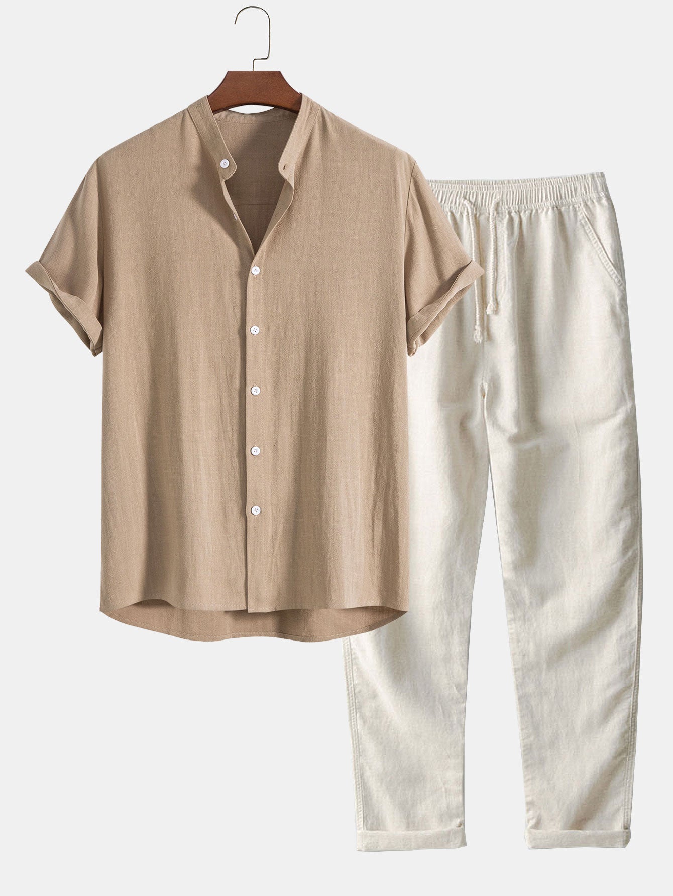 Beiges Leinenhemd und weiße Leinenhose auf Kleiderbügel, Sommermode, lässiger Stil, atmungsaktive Stoffe, Herrenbekleidung, minimalistisch.