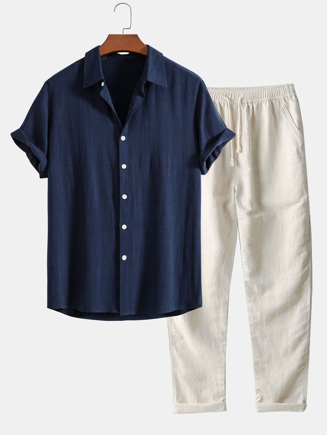 Dunkelblaues Kurzarmhemd und beige Leinenhose auf Kleiderbügel, lässige Sommermode, Herrenbekleidung, stilvolles Outfit, minimalistisch.