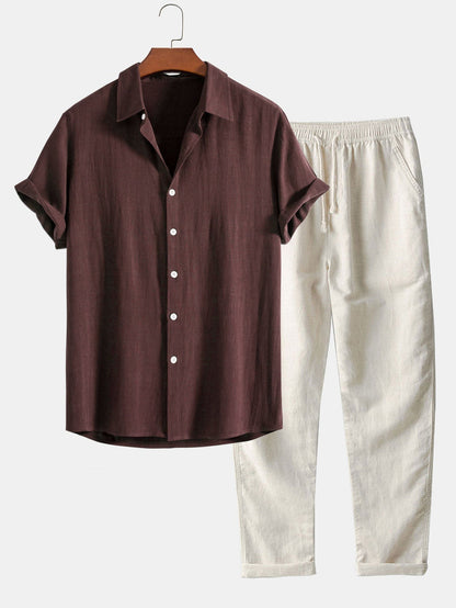 Braunes Leinenhemd mit kurzen Ärmeln und weißen Knöpfen, kombiniert mit weißen, lässigen Leinenhosen. Sommermode, Herrenbekleidung, Freizeitlook.