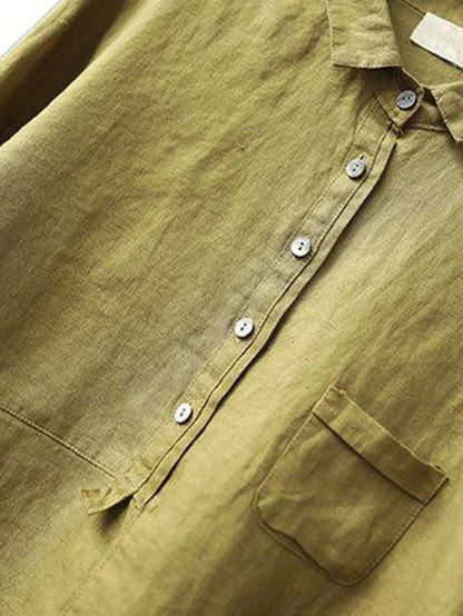 Grünes Leinenhemd mit Knopfleiste und Brusttasche, lässiger Stil, hochwertige Naturfaser, ideal für Sommermode und nachhaltige Kleidung.