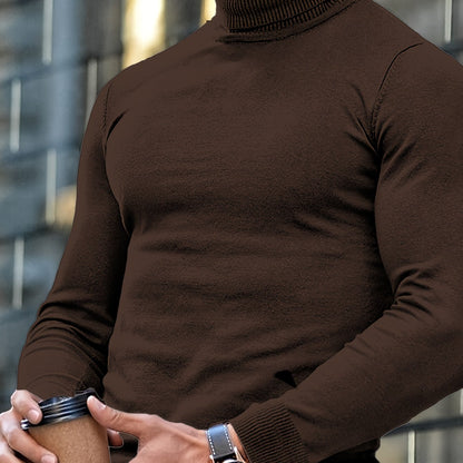 Mann in braunem Rollkragenpullover hält Kaffeebecher, moderne Architektur im Hintergrund. Mode, Herbst, urbaner Stil.