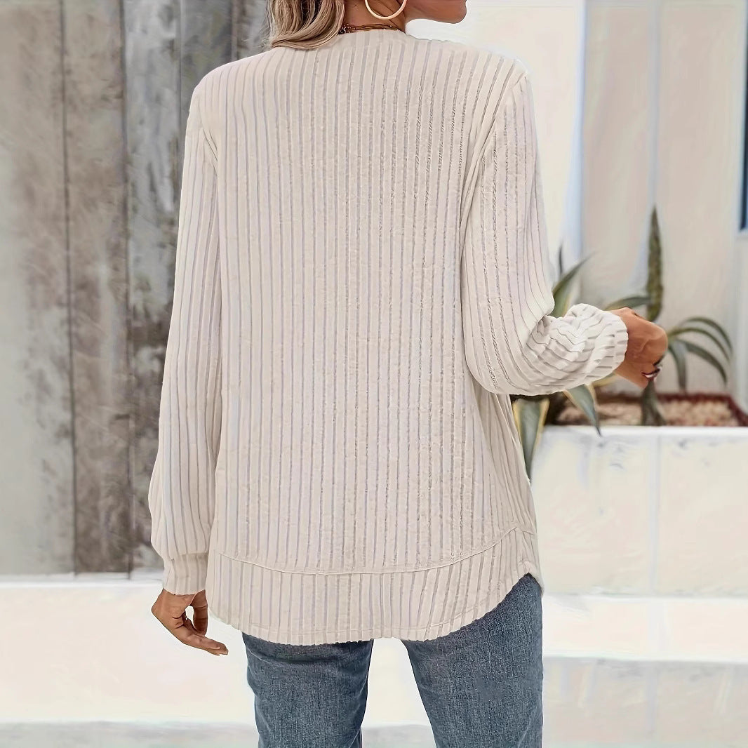 Damen Strickpullover in Creme, gerippte Struktur, lange Ärmel, lässiger Stil, kombiniert mit blauer Jeans, moderne Herbstmode.