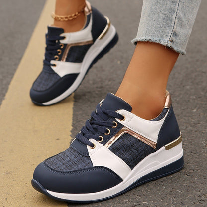 Damen-Sneaker in Blau und Weiß mit goldenen Details, getragen auf Asphalt. Modische Sportschuhe, ideal für Freizeit und Streetwear.