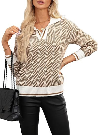 Frau in braun-weiß gemustertem Pullover mit V-Ausschnitt, Lederhose und schwarzer Handtasche. Modetrend, Herbstmode, Damenbekleidung.