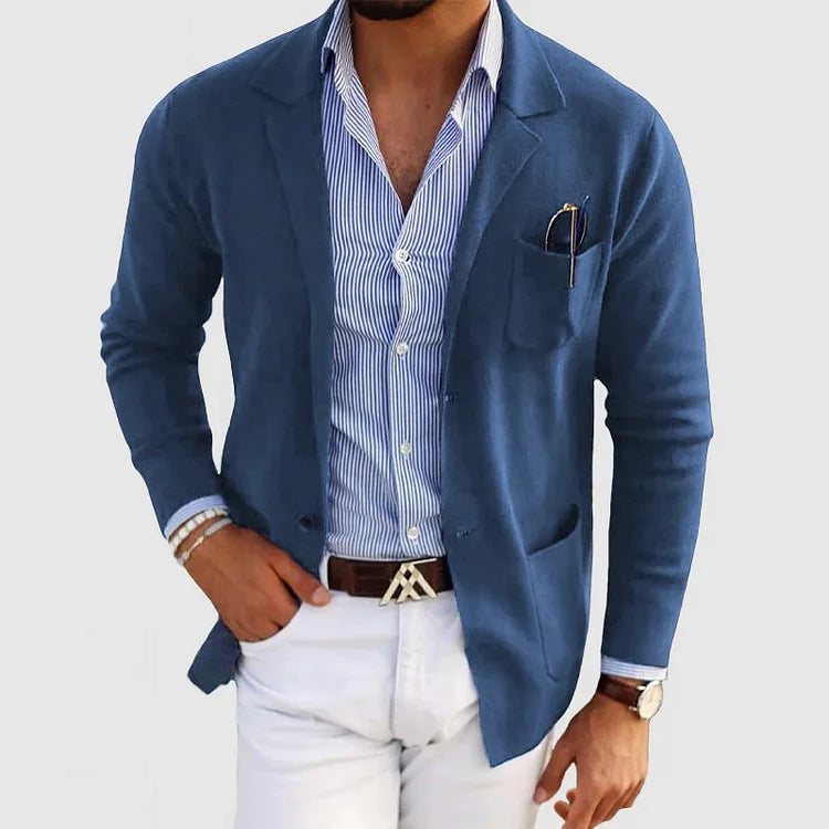 Eleganter Mann in blauem Blazer, gestreiftem Hemd und weißer Hose. Stilvolle Herrenmode, Business-Look, modisches Outfit, Accessoires.