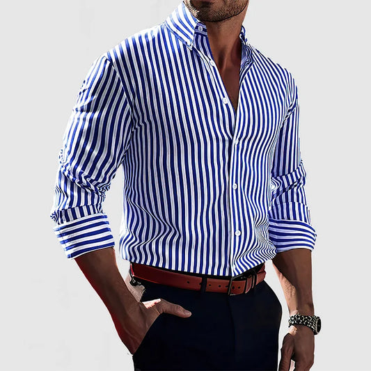 Mann in blau-weiß gestreiftem Hemd, braunem Gürtel und schwarzer Hose. Elegante Herrenmode, Business-Look, gestreiftes Hemd, stilvoll gekleidet.