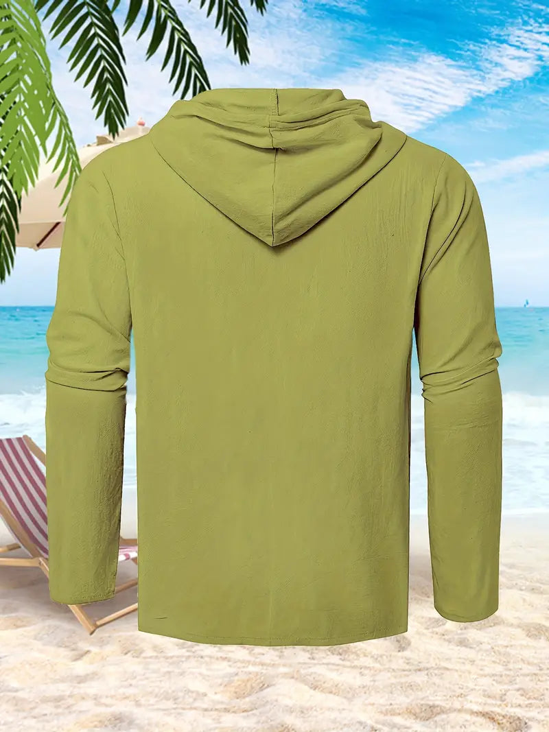 Grünes Kapuzen-Shirt am Strand, Palmenblätter, Liegestuhl, Sonnenschirm, blauer Himmel, Sommermode, Freizeitkleidung, Urlaubsoutfit.