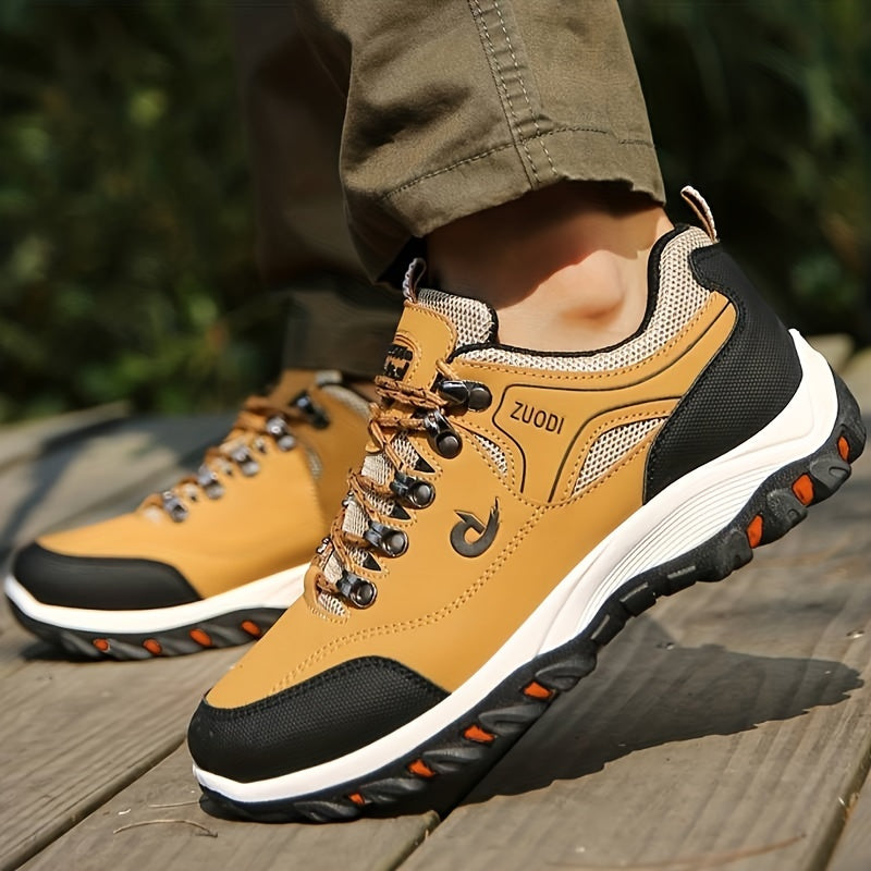 Braune Outdoor-Wanderschuhe mit rutschfester Sohle auf Holzuntergrund. Ideal für Trekking und Abenteuer. Robustes Design, hoher Tragekomfort.