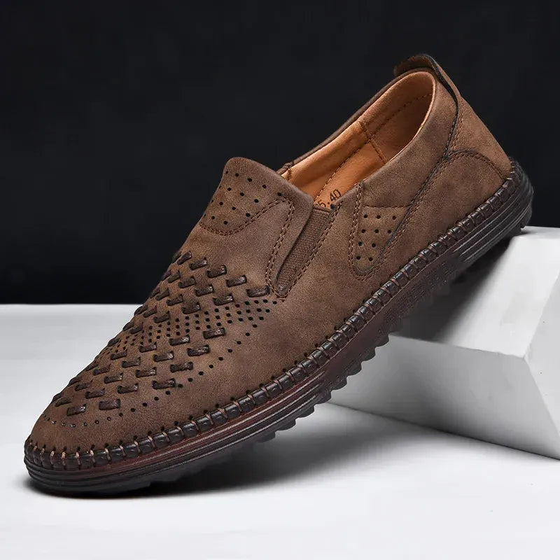 Brauner Herren-Loafer aus Wildleder mit perforiertem Design, rutschfester Sohle und modernem Look. Ideal für Freizeit und Business. Größe 40.