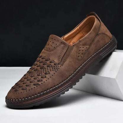 Brauner Herren-Loafer aus Wildleder mit perforiertem Design, rutschfester Sohle und modernem Look. Ideal für Freizeit und Business. Größe 40.