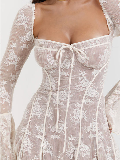 Spitzenkleid mit langen Ärmeln, florales Muster, quadratischer Ausschnitt und Schnürung, elegante Damenmode, romantischer Stil.