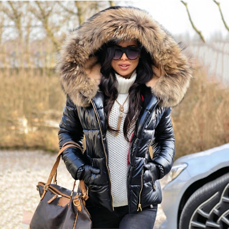 Frau in schwarzer Daunenjacke mit Fellkapuze, Sonnenbrille und Handtasche. Wintermode, Outdoor, stilvoll, warm, modisch.