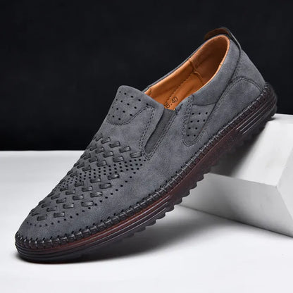 Grauer Herren-Loafer aus Wildleder mit perforiertem Design, rutschfester Sohle und bequemem Innenfutter. Eleganter Freizeitschuh für den Alltag.