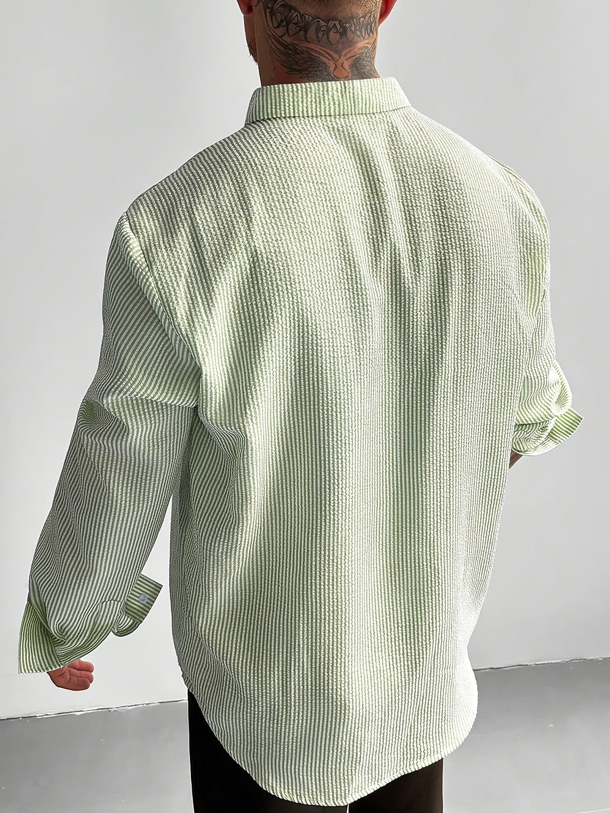 Gestreiftes Seersucker-Hemd als vielseitiger Freizeitlook
