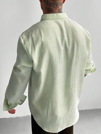 Gestreiftes Seersucker-Hemd als vielseitiger Freizeitlook