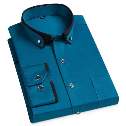 Blaues Herrenhemd mit schwarzem Kragen und Knopfleiste, elegant gefaltet. Perfekt für Business- und Freizeitkleidung. Hochwertige Baumwolle.
