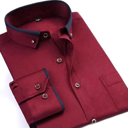 Bordeauxfarbenes Herrenhemd mit Kontrastkragen und Manschetten, elegantes Design, Knopfleiste, langärmlig, ideal für Business und Freizeit.