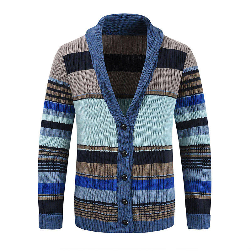 Gestreifter Herren-Cardigan mit V-Ausschnitt, Knopfleiste und blau-braunen Farbtönen. Modischer Strickpullover für Herbst und Winter.