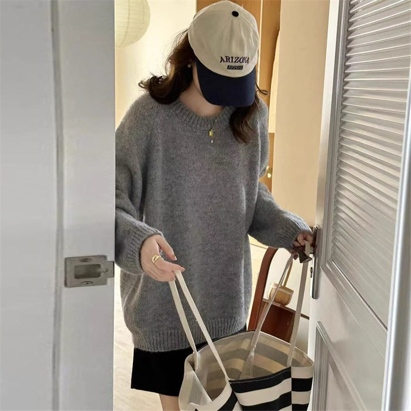 Women's sweater with round neckline and loose fit