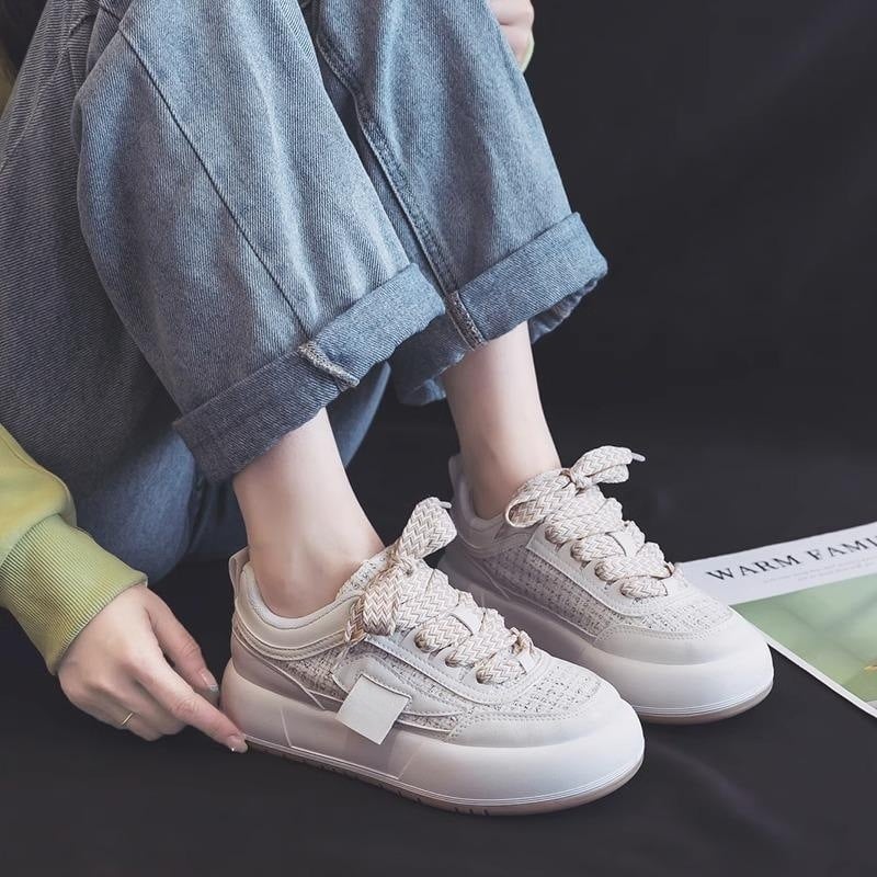 Damen-Sneaker in Beige mit Strickmuster, getragen von Person in hochgekrempelten Jeans. Modische Freizeitschuhe, ideal für Alltag und Streetwear.