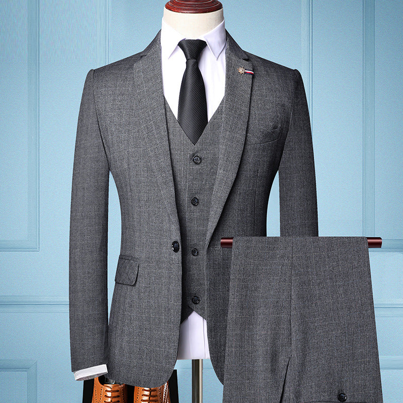 Grauer Herrenanzug mit Weste und Krawatte, elegant und modern, ideal für Business und formelle Anlässe, vor hellblauem Hintergrund.