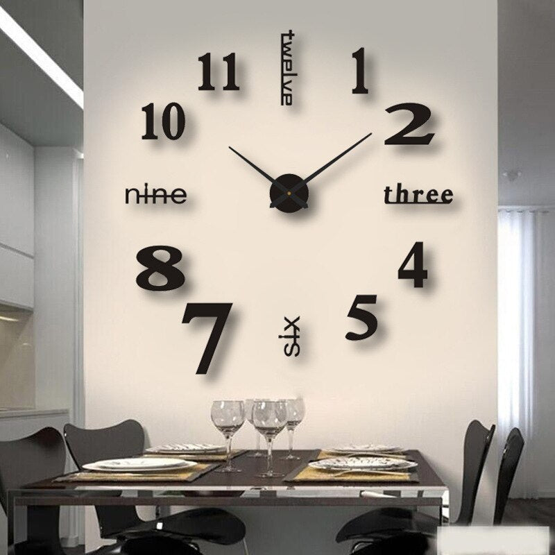 Große moderne Wanduhr mit schwarzen Ziffern und englischen Zahlen in stilvollem Esszimmer, dekorative Uhr für zeitgenössisches Interieur.