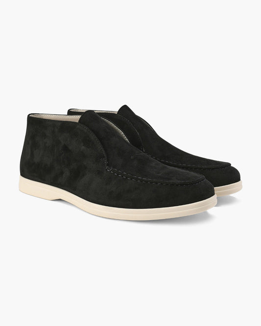 Schwarze Wildleder-Slipper für Herren, elegante Freizeitschuhe mit weißer Sohle, ideal für stilvolle Alltagsoutfits und komfortables Tragen.