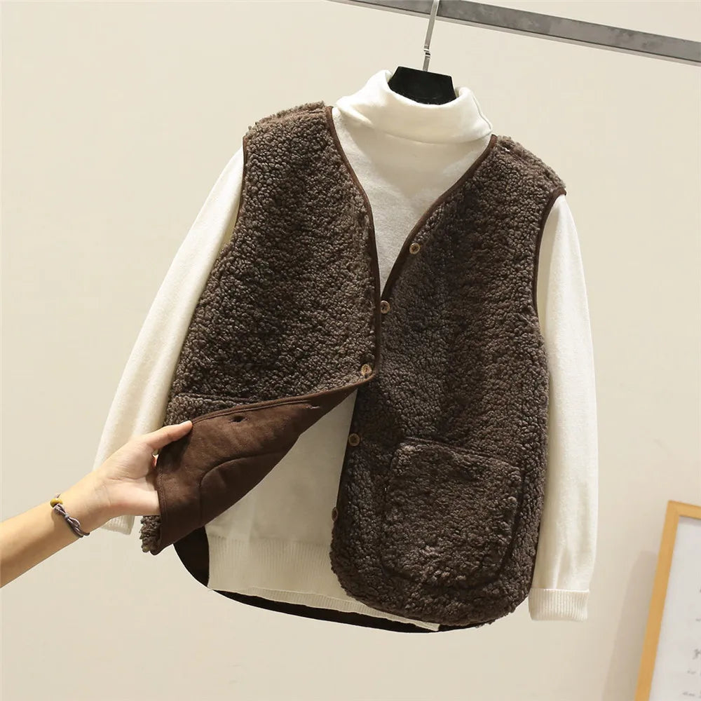 Braune, flauschige Weste mit Knöpfen über weißem Rollkragenpullover auf Kleiderbügel. Modetrend, Winterbekleidung, gemütlicher Stil.