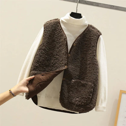 Braune, flauschige Weste mit Knöpfen über weißem Rollkragenpullover auf Kleiderbügel. Modetrend, Winterbekleidung, gemütlicher Stil.