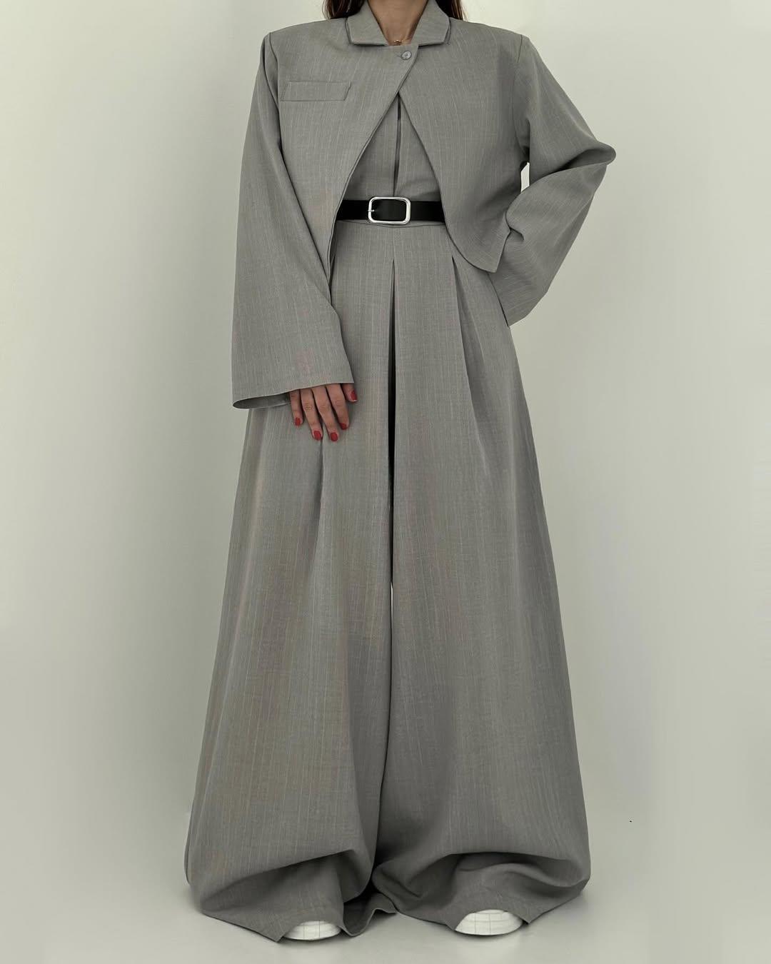 Eleganter grauer Hosenanzug für Damen, weite Hose, tailliertes Jackett, modisch, zeitlos, Business-Look, hochwertige Stoffe, stilvoll.