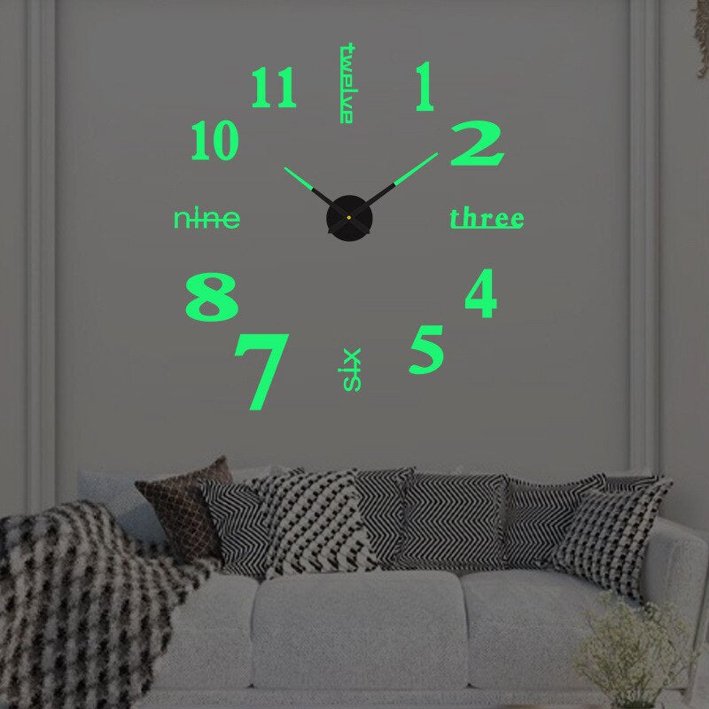 Leuchtende Wanduhr mit großen, grünen Zahlen und Zeigern auf grauer Wand über modernem Sofa. Stilvolle, dekorative Uhr für Wohnzimmer.
