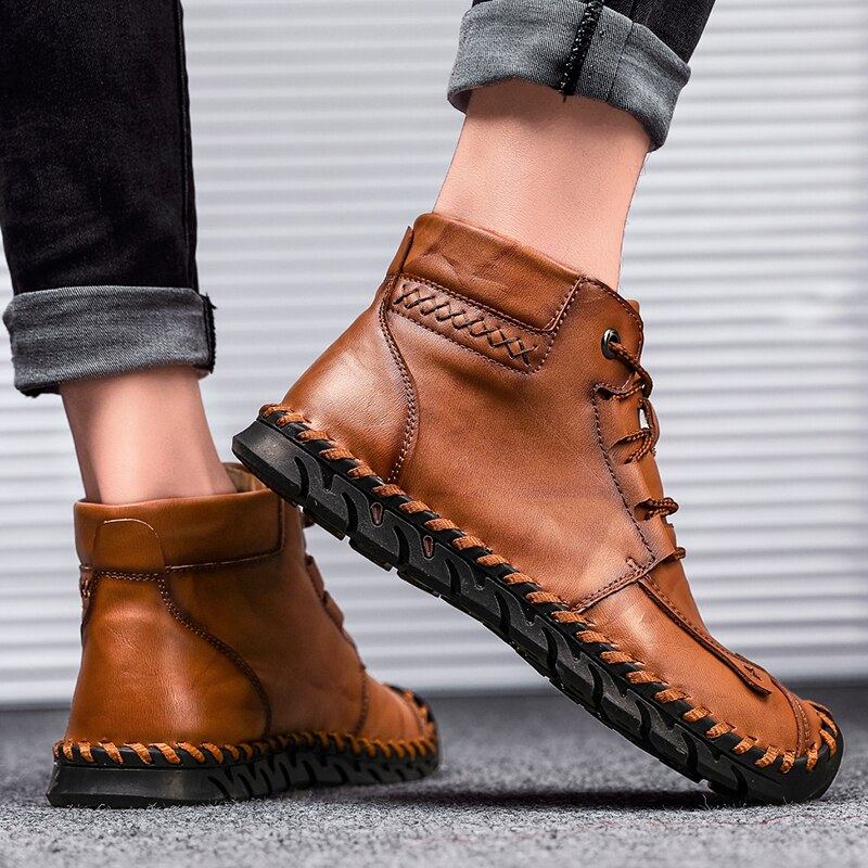 Braune Herren-Lederstiefel mit schwarzer Sohle, lässiges Design, Nahaufnahme. Perfekt für Herbstmode und Outdoor-Aktivitäten.