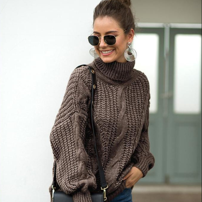 Frau mit braunem Strickpullover, Sonnenbrille und großen Ohrringen lächelt. Modetrend Herbst, stilvolle Damenbekleidung, lässiger Look.