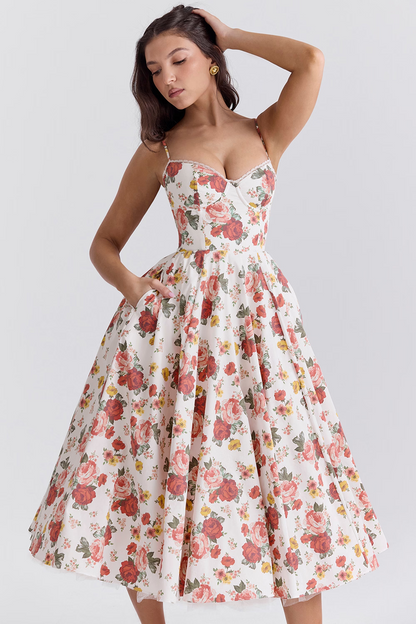 Frau in geblümtem Sommerkleid, Vintage-Stil, mit Rosenmuster, ärmellos, knielang, elegantes Design, Modefotografie, stilvolle Damenbekleidung.