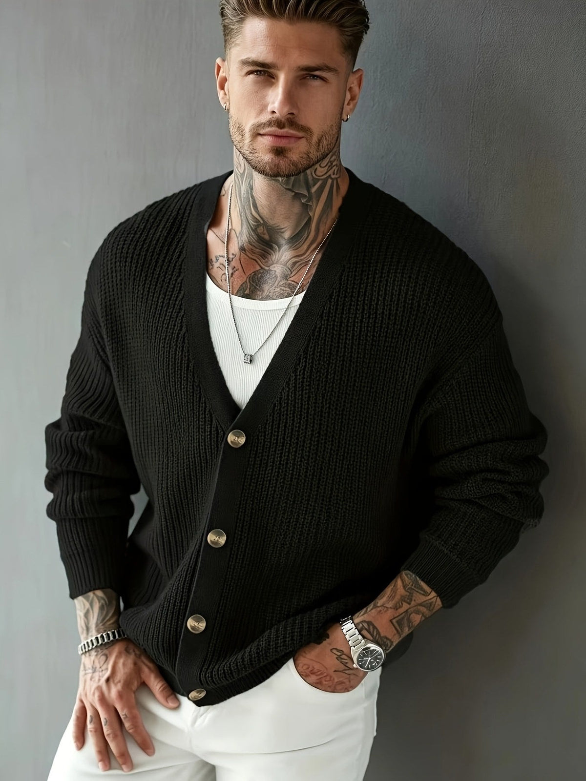 Nahaufnahme des weichen Rippstricks der Strickjacke