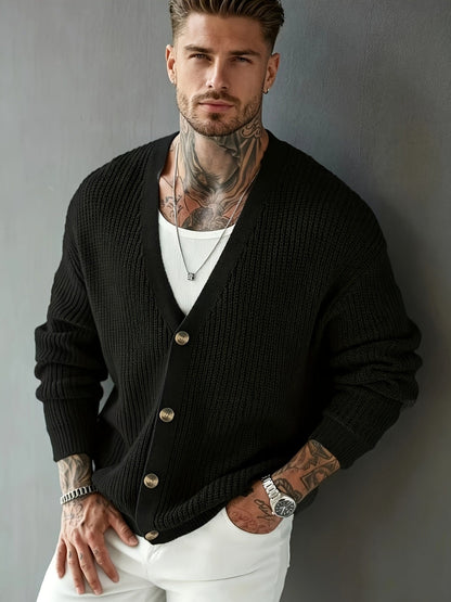 Nahaufnahme des weichen Rippstricks der Strickjacke