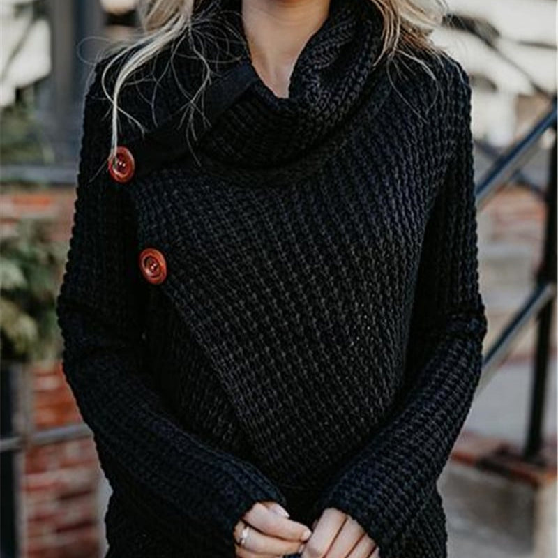 Frau in schwarzem Strickpullover mit roten Knöpfen, modisch, warm, Winterkleidung, stilvoller Look, draußen, Herbstmode, gemütlich.