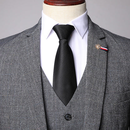Grauer Herrenanzug mit schwarzer Krawatte und weißem Hemd, elegantes Design, Anstecknadel, Businessmode, formelle Kleidung, stilvoller Look.